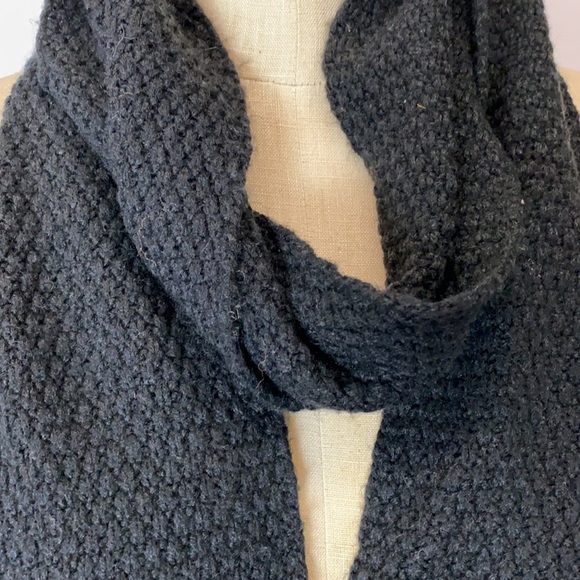 CLAVIN KLEIN KNITTED SCARF - Picture 2 of 7